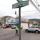 Personal de la ATM gestiona la movilidad durante cierres viales por obras de soterramiento en Urdesa Central.