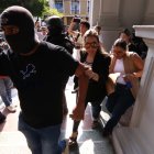 Funcionarios de Fiscalía debieron protegerse duranta allanamientos al Municipio de Guayaquil.