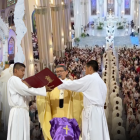 La mañana de este Jueves Santo, en la Catedral Metropolitana de Guayaquil, los sacerdotes de las diferentes parroquias porteñas renovaron sus votos.