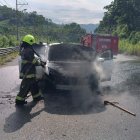 Bomberos de Esmeraldas sofocan un incendio vehicular en San Mateo. La rápida intervención evitó la propagación del fuego y no se reportaron heridos.