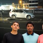 Los cuerpos de los dos hombres quedaron dentro del carro; mientras que la mujer, en el exterior.