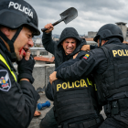 El sujeto fue retenido luego de que atacara los gendarmes.