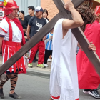 Fieles recorrieron las principales calles del centro de Loja durante el viacrucis organizado por la parroquia de San Francisco.