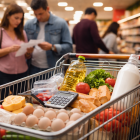 Imagen referencial generada con inteligencia artificial que recrea una escena cotidiana de compra de alimentos.