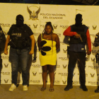 Alias Rosa, presunta integrante de Frente Oliver Sinisterra, fue detenida en Esmeraldas. Las fotos fueron difundidas por John Reimberg.