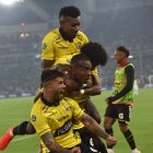 Jhonny Quiñónez celebra el gol que abrió la victoria amarilla en la capital.
