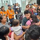 Los pescadores Jordy Flores y Lionel Pilay arribaron este viernes 3 de abril al aeropuerto de Manta