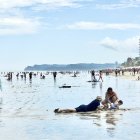 Turistas disfrutan de las playas de Esmeraldas durante el feriado de Semana Santa, en un ambiente de alta concurrencia y clima favorable que dinamiza la actividad turística en la provincia.