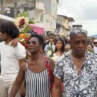 David Valencia, de camiseta negra, encabeza el cortejo fúnebre de su madre, “Mami Lucha”, acompañado por familiares y vecinos en un emotivo recorrido por las calles de Quinindé.
