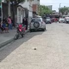 Los familiares llegaron al lugar, mientras la Policía realizaba el procedimiento correspondiente.