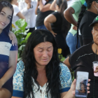 Katty Loor llora al ver las fotos de su hija Ariana almacenadas en su celular. Recibe el consuelo de sus allegados.