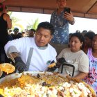 En cola para probar la ´cazuela´ uno de los platos tradicionales de la costa
