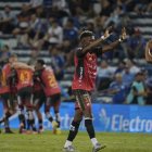 Los jugadores del Deportivo Cuenca celebran uno de los dos tantos con los que vencieron a Emelec en Guayaquil