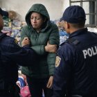 La mujer fue capturada cuando intento esconderse dentro del edificio.