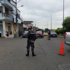 En San Lorenzo, agentes desplegaron un control en la vía principal tras el asesinato de un taxista informal, en medio de la tensión de la comunidad.