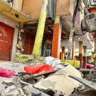 Los escombros de varias viviendas quedaron sobre la calzada. Los moradores limpiaban ayer sus casas.