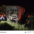 La unidad de transporte interprovincial quedó volcada a un costado de la vía E20, mientras equipos de rescate trabajaban en la noche para liberar a los heridos y asegurar la zona.