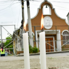 Ciudadanos que habitan en el sector colocaron velas en referencia a las víctimas