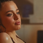 Shiloh Jolie, hija de 19 años de Angelina y Brad Pitt, en el video de la artista K-pop Dayoung