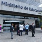 El Ministerio de Educación abrió 2.000 vacantes para docentes para los regímenes Costa–Galápagos y Sierra–Amazonía.