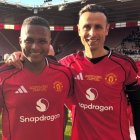 Antonio Valencia (i) junto a Dimitar Berbatov en eljeugo de leyendas de Manchester United.