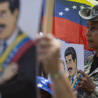 Personas participan en una manifestación en apoyo al derrocado líder de Venezuela Nicolás Maduro y su esposa, Cilia Flores