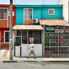 El acto criminal se produjo en los exteriores de un local comercial de venta de bolones.