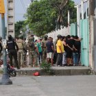 Familiares de las víctimas se concentraron consternados fuera del sitio.