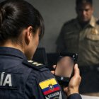 La afectada contó que el implicado le envió una imagen de sus partes íntimas. (Imagen generada por ChatGPT)