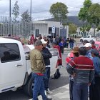 Las dos familias que perdieron a sus seres queridos en el accidente de Colta los retiraron de la morgue de Riobamba, en Chimborazo.