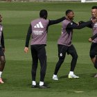 Los futbolistas del Real Madrid Vinicius Jr. (i), David Alaba (3d), Kylian Mbappé (2d) y Eder Militao (d) bromean durante un entrenamiento.