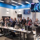 Científicos de la Sala de Evaluación reaccionan con euforia tras el histórico sobrevuelo de Artemis II.