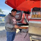John está encargado del horno, que debe estar encendido todo el día durante los feriados por la demanda.