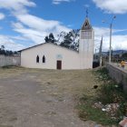 El cuerpo del joven fue hallado cerca del estadio y la iglesia del barrio La Universal, en una zona con alto movimiento comercial.