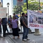 Ocho empleados del edificio Multicomercio, que se quedaron sin trabajo tras el incendio, acudieron para respaldar a los condóminos.