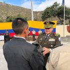 Los 65 aspirantes recibieron el uniforme que marca el inicio de su formación policial en Ambato.