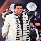 Una imagen en vida del cantante acompaña el último adiós en medio del homenaje.