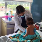 A más de la niña fallecida, hay otros infantes con los mismos problemas respiratorios.