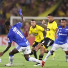 Partido entre Barcelona SC y Cruzeiro en el estadio Monumental.