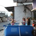 En la residencia de Solange la piscina se instaló en la vereda. Esa fue la salida rápida al calor.