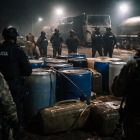 Recreación con IA de operativo contra tráfico de hidrocarburos en Ecuador, con presencia de uniformados y contenedores de combustible.