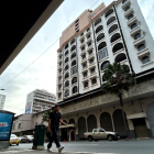 La caída desde el edificio en el centro de Guayaquil ocasionó la muerte instantánea de la ciudadana.