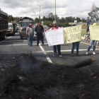 Uniformados de la Policía Nacional del Ecuador intervinieron para abrir un carril en sentido hacia Pifo.