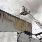 Unidades bomberiles se mantienen en el sitio atendiendo la emergencia.