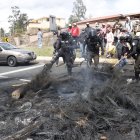 Agentes policiales intervienen para retirar un bloqueo de la vía