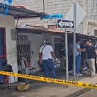 Agentes policiales y personal de Criminalística acordonan la mecánica en San Rafael, Esmeraldas, donde Pedro Javier Orbe fue asesinado a balazos la mañana del 8 de abril de 2026.