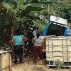 Policías y comuneros inspeccionan tanqueros y recipientes con combustible irregular tras un nuevo caso de extracción ilícita.