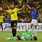 Darío Benedetto (c) de Barcelona SC reacciona, en el partido de la Copa Libertadores ante Cruzeiro en el estadio Monumental.