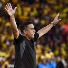 El técnico César Farías gesticula en el partido entre Barcelona y Cruzeiro.