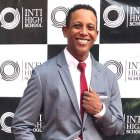 El actor tiene 47 años y divide su tiempo entre el culto y la coordinación en un plantel educativo.